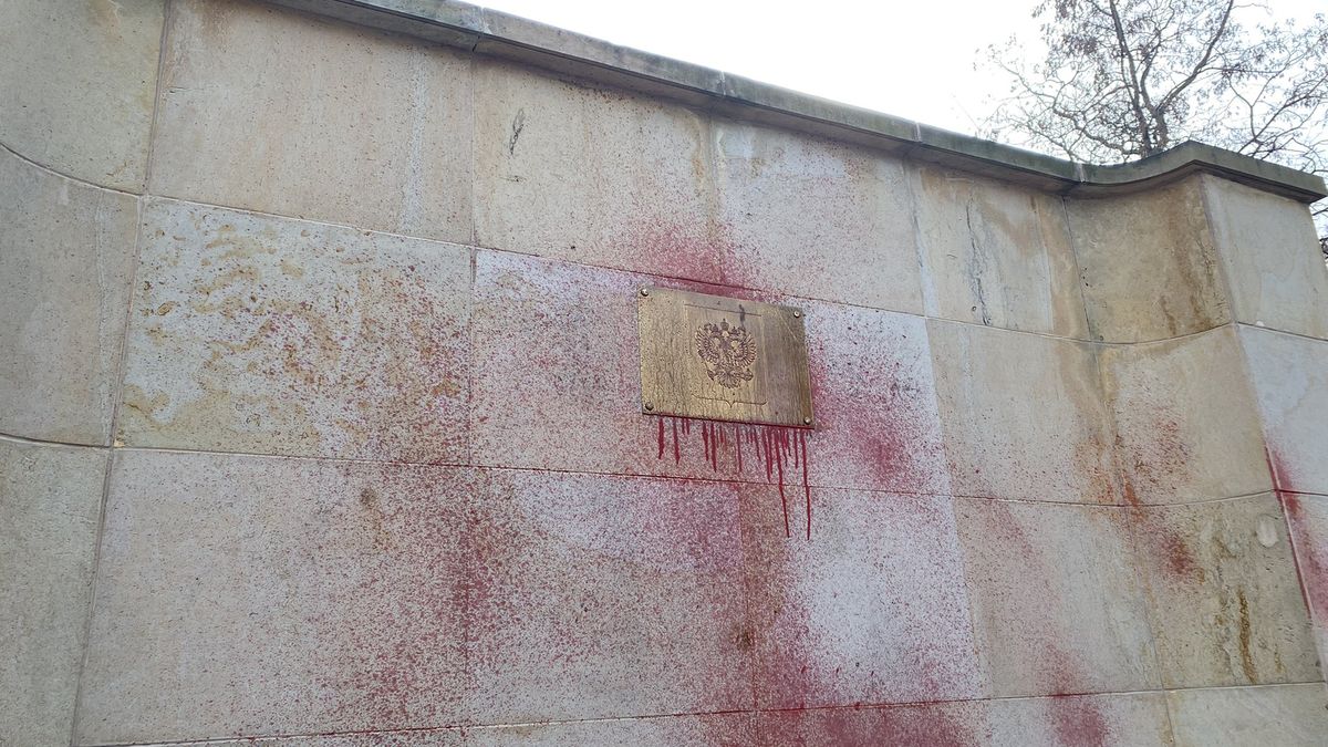 Zeď ruské ambasády potřísnili barvou. „Nemohli jsme jít normálně do práce“